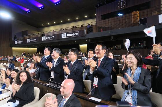 내년 유네스코 세계유산위원회 부산 개최 결정에 환호하는 한국 대표단. [사진 국가유산청]