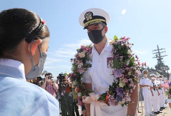 5항모강습단장 마이클 도넬리(Michael Donnelly) 준장이 지난 2022년 9월 23일 부산 남구 해군작전사령부에 미해군의 핵추진 항공모함 로널드 레이건함(CVN-76) 입항을 기념하여 축하받고 있다.