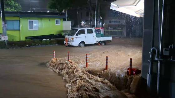 충남 서해안을 중심으로 강한 비가 내린 17일 새벽 충남 서산시 읍내동 도로가 폭우로 잠겨 있다. 연합뉴스