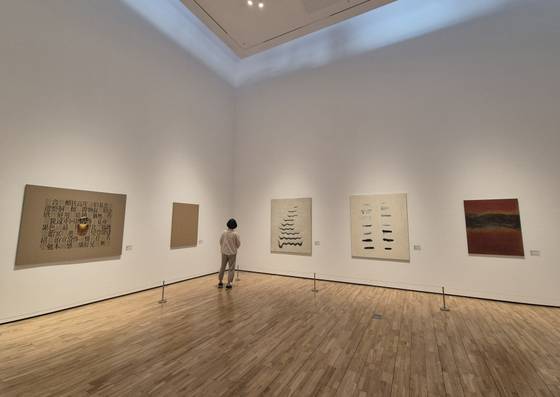 ‘내 속에 꿈틀거리는 한 가닥 진심’에 나온 김창열의 초기작 '제사'(1964 ·오른쪽부터), ‘제전’(1967), ‘현상’(1971). 권근영 기자