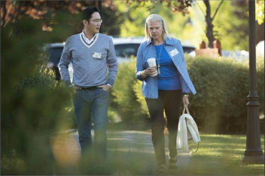 2016년 7월 미국에서 열린 '선밸리 컨퍼런스'에서 만난 이재용(왼쪽) 삼성전자 부회장과 지니 로메티 AFP=연합뉴스