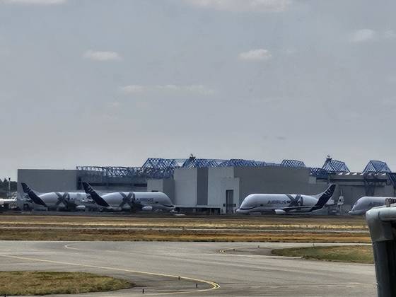 툴르즈 블라냐크 공항에 주기돼 있는 A330-743L. 에어버스가 유럽에 공장이 흩어져 있는 사업장에서 생산한 부품을 툴루즈 공장으로 옮겨오는 초대형 수송기다. 툴루즈=이철재 기자