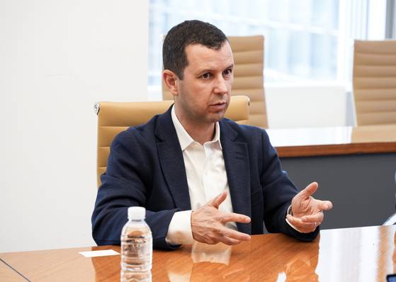 서울 역삼동 세라젬 본사에서 테이셰이라 교수가 중앙일보와 인터뷰 하고 있다. [사진 세라젬]