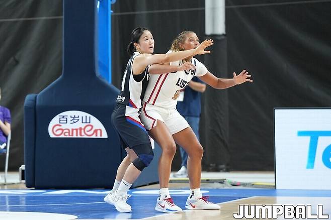 ▲시에나 베츠를 육탄 방어하는 대표팀 주장 KB스타즈 송윤하