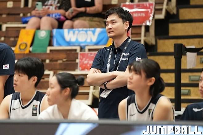 ▲경기를 지켜보는&nbsp;팀 닥터 이효열 교수