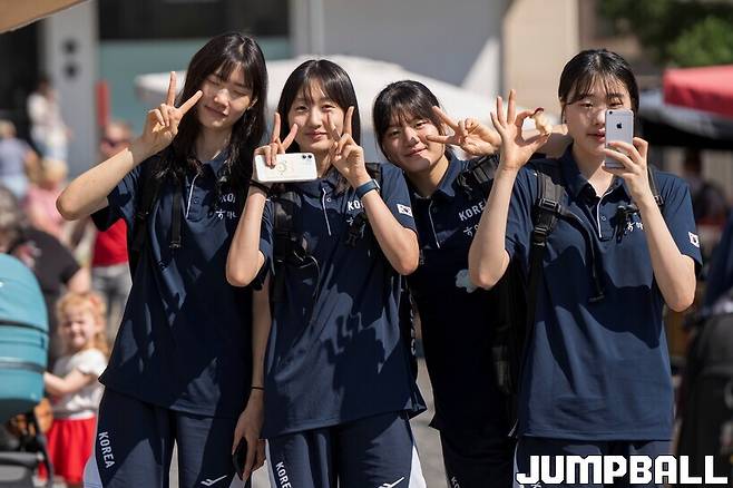 ▲브르노 광장에서 황윤서, 최예원, 김연진, 이가현