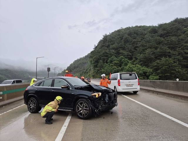 ▲ 17일 오전 9시 37분쯤 홍천읍 장전평리 중앙고속도로 원주방향에서 승용차 1대가 빗길에 미끄러져 도로 중앙 분리대를 들이받는 사고가 발생했다. 홍천소방서 제공.