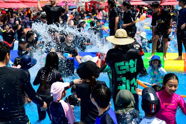 ▲ 사진은 지난해 열린 2024 화천토마토축제에서 물놀이를 즐기는 관광객들.
