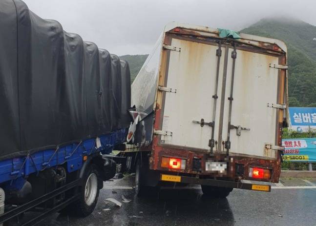 ▲ 17일 오전 9시 53분쯤 인제군 남면 국도 44호선 과훈단교차로에서 5t 화물차와 1t 화물차가 충돌했다. 강원소방본부 제공