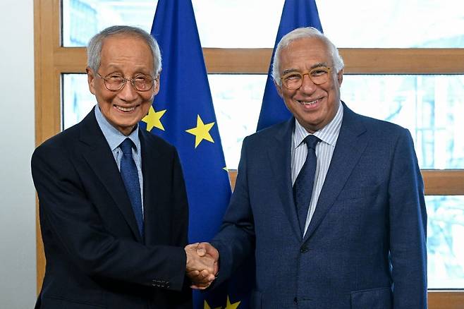 대통령 특사로 벨기에 브뤼셀 유럽연합(EU) 본부를 방문한 윤여준 전 환경부장관(왼쪽)이 안토니우 코스타 EU 정상회의 상임의장을 만났다.  / 사진=외교부 제공