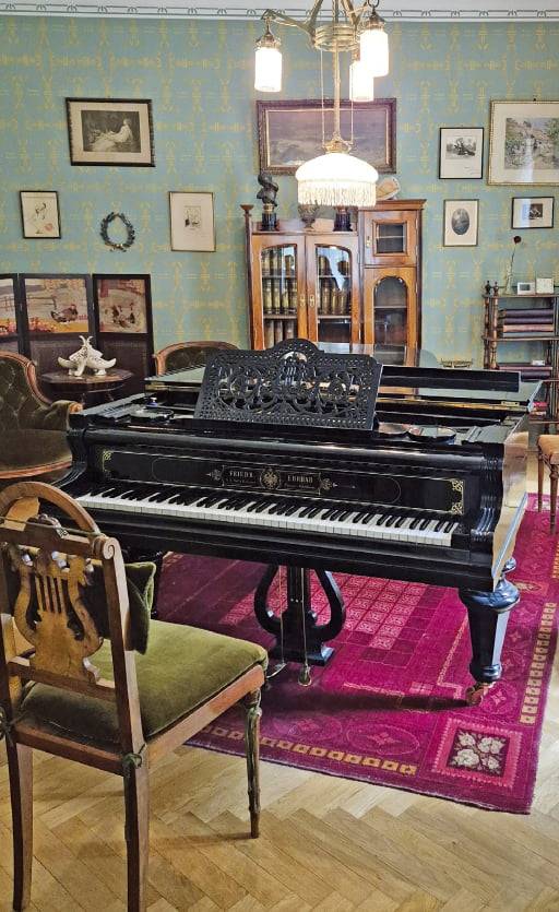 야나체크 자택에 보존된 서재 겸 연습실. 그가 생전에 사용한 피아노, 작곡할 때 쓴 필기구 등이 놓여 있다.  김수현 기자