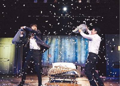 제이크와 조이의 상상 속 배게싸움. 연극열전 제공