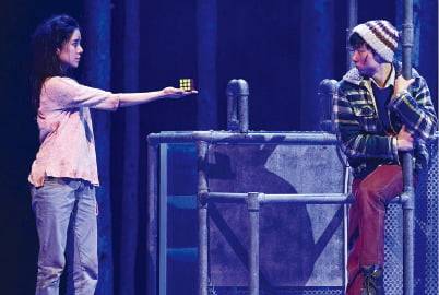 정글짐이 놓인 '렛미인' 무대. 신시컴퍼니 제공