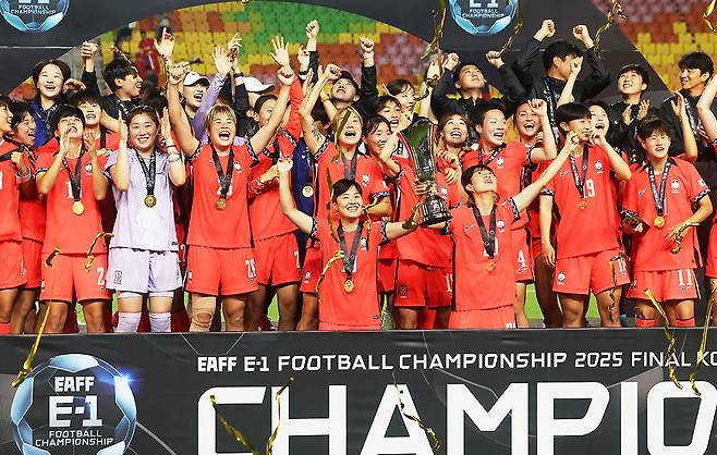 16일 수원월드컵경기장에서 열린 2025 동아시아축구연맹(EAFF) E-1 챔피언십(동아시안컵) 여자부 대한민국 대 대만 경기. 2 대 0으로 승리하며 우승한 대한민국 대표팀이 트로피를 들고 기뻐하고 있다. 연합뉴스