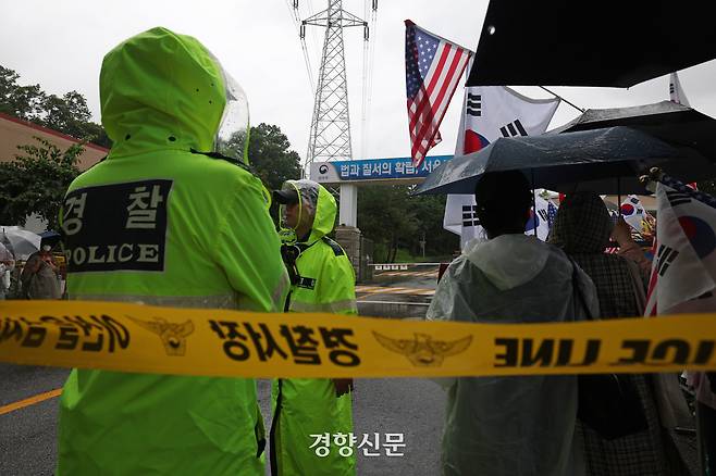 윤석열 전 대통령이 구속 후 내란 특검의 3차 출석 요구에 불응한 지난 16일 경기 의왕시 서울구치소 앞에 지지자들이 모여있다. 정효진 기자