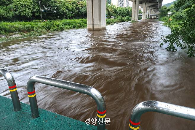 서울과 충청지방을 중심으로 폭우가 계속되고 있는 17일 서울 서대문구 홍제천 수위가 빠르게 불어나고 있다. 성동훈 기자