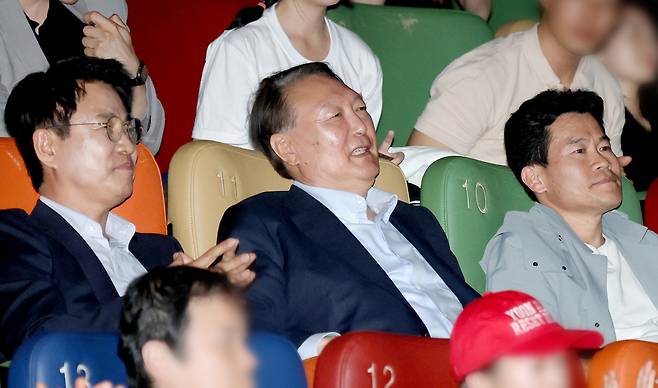 한국사 강사 전한길씨(맨 오른쪽)이 지난 5월 서울 메가박스 동대문에서 윤석열 전 대통령과 함께 영화 <부정선거, 신의 작품인가>를 관람하고 있다. 연합뉴스