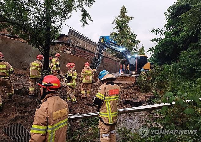 지난 16일 경기 오산시 가장교차로 고가도로의 10ｍ 높이 옹벽이 도로로 무너지며 차량 2대를 덮치는 사고가 발생해 소방대원들이 구조작업을 하고 있다. 경기도소방재난본부 제공