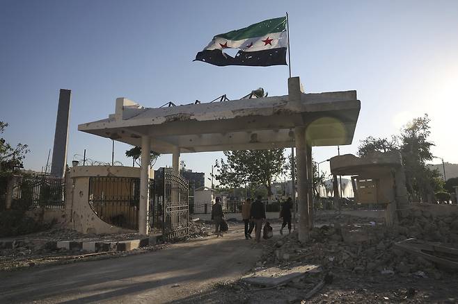 16일(현지시간), 시리아 다마스쿠스에서 이스라엘의 공습으로 파손된 시리아 국방부 청사의 모습. AP연합뉴스