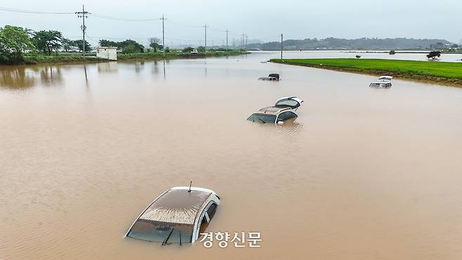 이틀 사이 520mm에 가까운 많은 비가 쏟아진 충남 서산시 석림동 청지천 일대에서 차량들이 불어난 물에 침수돼 있다 . 기상청은 서산 등 충남권에 내린 비의 양이 ‘200년에 한 번 내릴 수준’이라고 밝혔다. 또한 이날 오전 1시 46분부터 1시간 동안 서산에 114.9㎜의 비가 쏟아진 것은 ‘100년 만에 한 번 나타날 수준’의 강도라고 설명했다. 서산|성동훈 기자