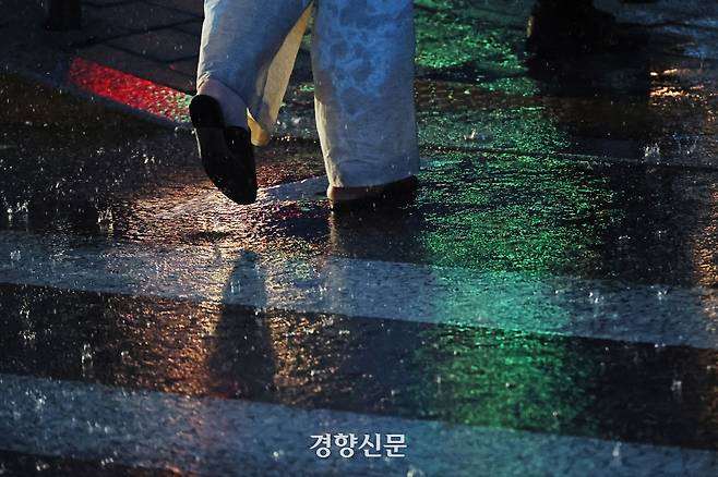 서울을 비롯한 수도권과 충청지역에 호우특보가 발효된 지난 16일 서울 광화문 사거리 일대에서 시민들이 빗속에서 퇴근을 서두르고 있다. 정효진 기자