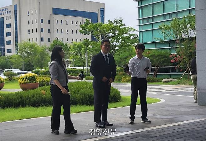 백해룡 전 영등포경찰서 형사과장이 17일 서울 송파구 서울동부지검을 찾아 임은정 지검장과의 만남 전 기자들의 질문에 답하고 있다. 김태욱 기자