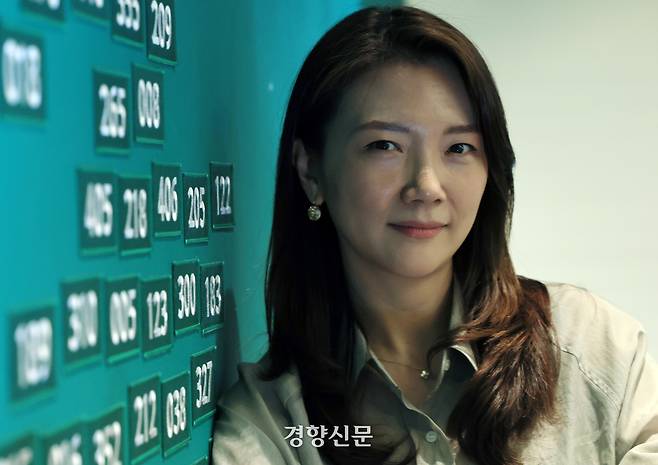 오소영 넷플릭스 컨슈머프로덕트팀 시니어 매니저가 지난 16일 서울 종로구 넷플릭스 사옥에서 인터뷰 시작에 앞서 포즈를 취하고 있다. 서성일 선임기자