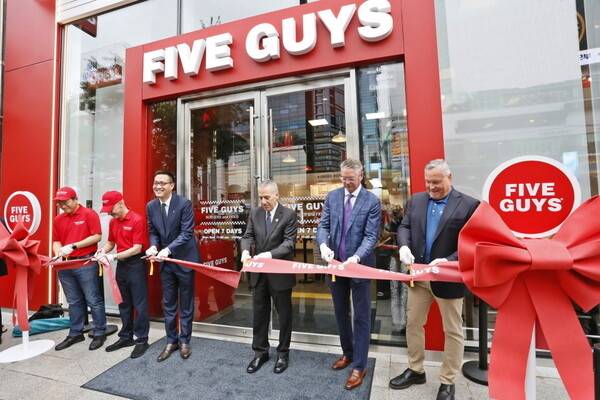 김동선 한화갤러리아·한화호텔앤드리조트 미래비전총괄 부사장(왼쪽에서 세번째)이 2023년 6월 파이브가이즈 1호점 오픈을 알리며 기념촬영 하고 있다. 한화갤러리아 제공