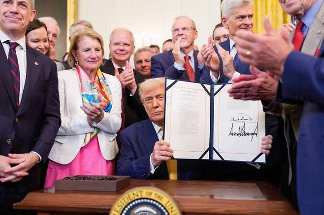 도널드 트럼프 미국 대통령이 16일(현지시간) 자신이 서명한 펜타닐 규제법안을 들어 보이고 있다. EPA연합뉴스