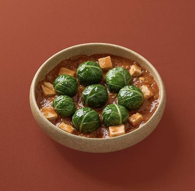 Kale ssambap, rice balls wrapped in kale and immersed in thick soybean paste sauce, served at Junghee in Seosulla-gil, Jongno-gu, central Seoul (Junghee)