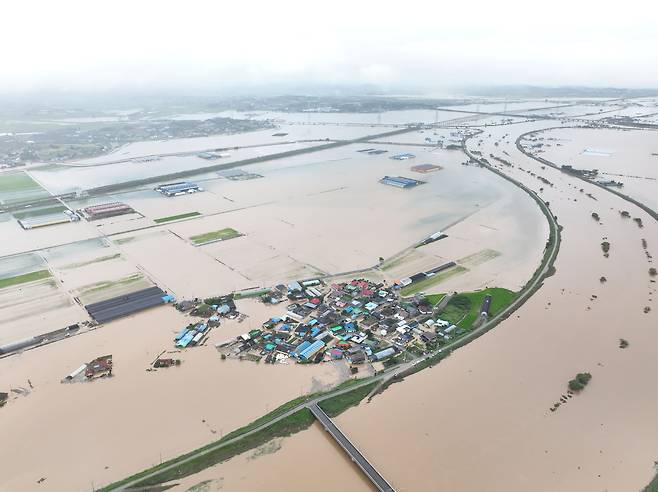 A village in Yesan-gun, South Chungcheong Province, is submerged due to torrential rain that hit South Korea's central regions on Thursday. (Yonhap)