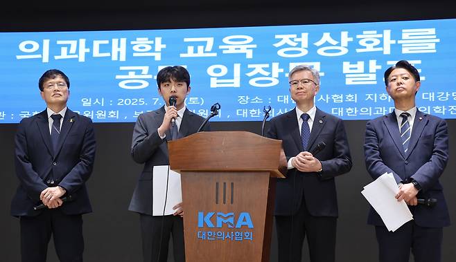 From left: Democratic Party (DP) Rep. Park Ju-min, Lee Sun-woo, interim leader of the Korean Medical Student Association, Kim Taek-woo, chief of the Korean Medical Association and DP Rep. Kim Young-ho deliver their joint statement on medical students' return to their schools in central Seoul on July 12. [NEWS1]