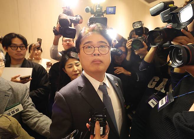 Lim Hyun-taek leaves the Korean Medical Association's headquarters in Yongsan District in central Seoul after the organization passed a motion to impeach him from the chief position in November. [YONHAP]