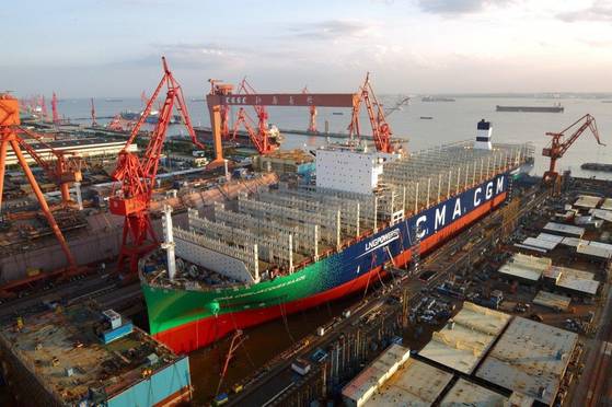 A 23,122-TEU liquefied natural gas-powered container ship under construction at the Jiangnan Changxing Shipyard on Changxing Island in Shanghai [YONHAP]