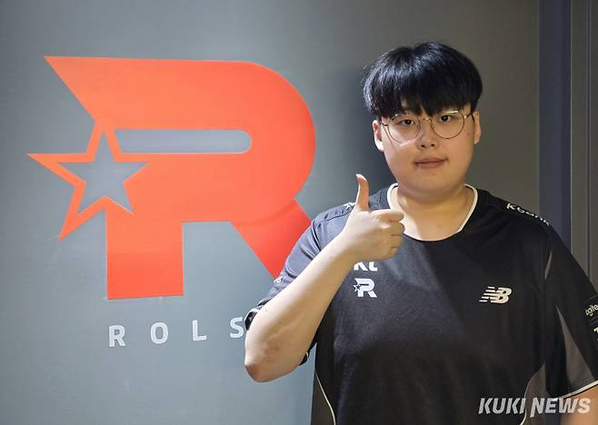 ‘피터’ 정윤수가 14일 서울 영등포구 KT 롤스터 사옥에서 진행된 쿠키뉴스와 인터뷰 후에 포즈를 취하고 있다. 김영건 기자