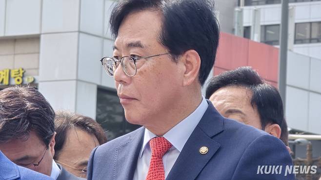 송언석 국민의힘 비상대책위원장 겸 원내대표가 지난 1일 서울 용산 전쟁기념관 앞에서 현장의원총회를 열고 모두발언을 준비하고 있다. 임현범 기자