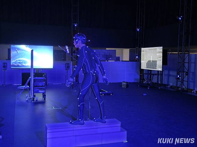 네이버 모션스테이지의 직원이 특수 복장을 입고 실시간 영상을 만들고 있다. 정우진 기자