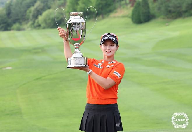 ‘BC카드·한경 레이디스컵 2024’ 우승자 박현경(25·메디힐)이 디펜딩 챔피언으로 올해 대회 타이틀 방어에 나선다. KLPGA 제공