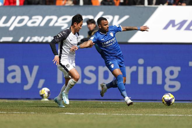 전남 김용관과 수원 세라핌의 경합 과정. 한국프로축구연맹 제공