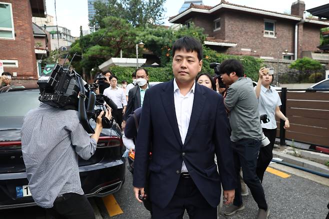 김건희 여사 관련 의혹들을 수사하는 민중기 특별검사팀이 지난 15일 서울 역삼동 건진법사 전성배 씨의 법당에 대한 압수수색을 마친 후 이동하고 있다. 연합뉴스