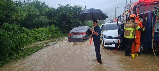 17일 오후 2시께 경북 청도군 청도읍의 한 도로가 침수돼 경찰과 소방대원 등이 차량 대피를 유도하고 있다. 경북소방본부 제공