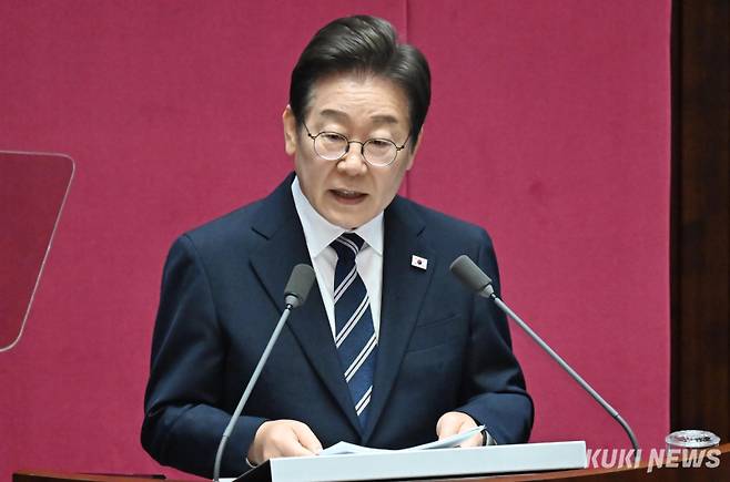 이재명 대통령이 26일 서울 여의도 국회에서 2025년도 제2차 추가경정예산(추경)안 시정연설을 하고 있다. 유희태 기자