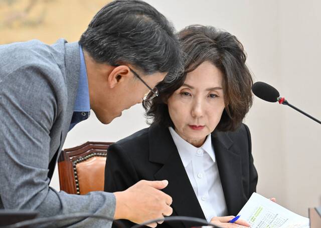 이진숙 부총리 겸 교육부 장관 후보자가 16일 서울 여의도 국회에서 진행된 인사청문회에서 관계자의 설명을 들으며 답변을 준비하고 있다. 최현규 기자