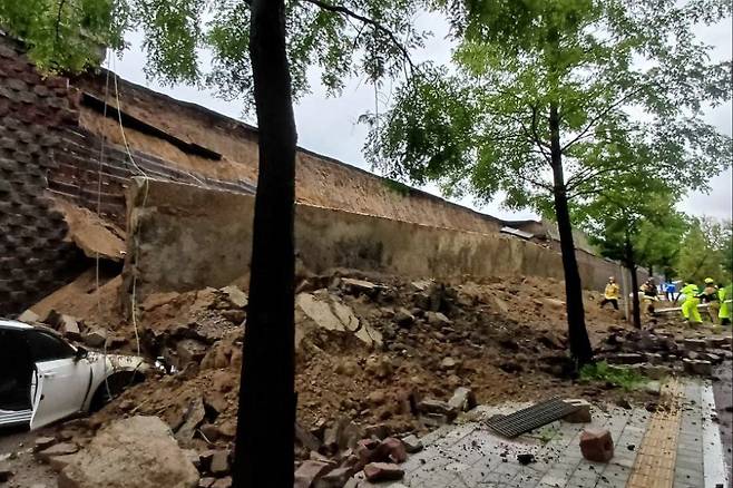 16일 집중 호우로 경기 오산 가장교차로 고가도로 옹벽이 붕괴돼 차량이 깔리는 사고가 발생했다. 경기도소방재난본부 제공