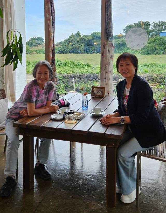 김향숙(오른쪽) 대표가 지난해 제주도 한 카페에서 스승 남정호 선생과 교제하고 있다. 김 대표 제공