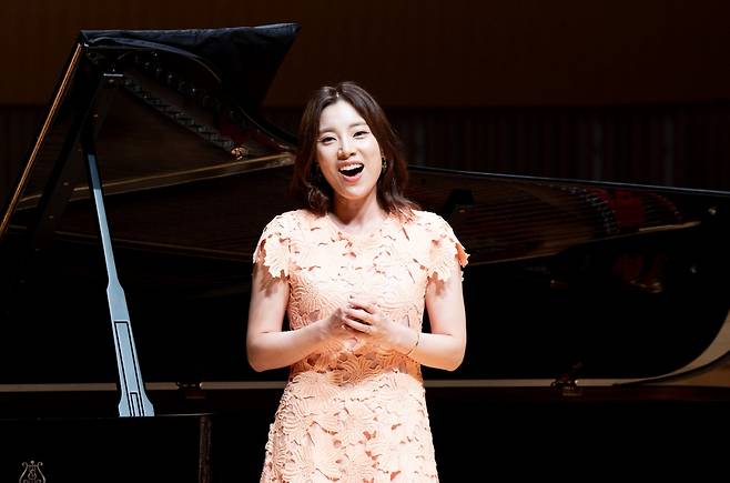 소프라노 황수미가 16일 서울 송파구 롯데콘서트홀에서 열린 ‘2025 롯데콘서트홀 마티네-황수미의 사운드트랙’ 기자간담회에서 노래를 들려주고 있다.      롯데문화재단