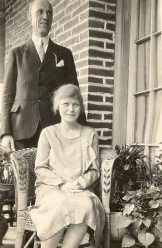 22세에 중국에 온 프레이저 선교사는 20년간 홀로 지내다 42세에 결혼합니다. 상대는 다른 지역 선교사의 딸 록시 다이먼드로 그와 19살의 나이 차이가 있었습니다. 중국어에 능통했던 록시는 결혼 후 남편의 리수족 선교를 적극 도왔습니다. 사진은 결혼식 당일 두 사람의 모습입니다. OMF 국제본부 홈페이지 캡처