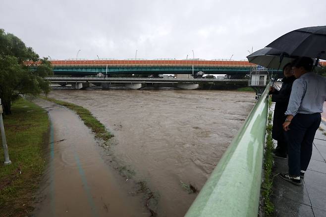 17일 홍수주의보가 발령된 광주 서구 광주천 유촌교 일대에 수량이 불어나고 있다. 연합뉴스