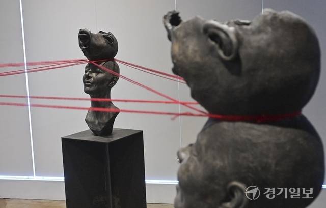 현재 한강뮤지엄에서 전시되고 있는 '만나서, 반가워'전 임승천 작가의 '고리'. 홍기웅기자