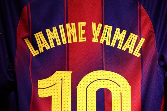 등번호 10이 새겨진 라민 야말의 바르셀로나 유니폼. 사진[로이터=연합뉴스]